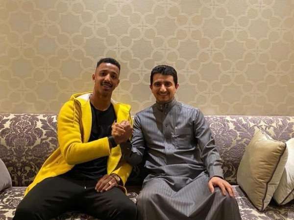 بعد توقيع العقود