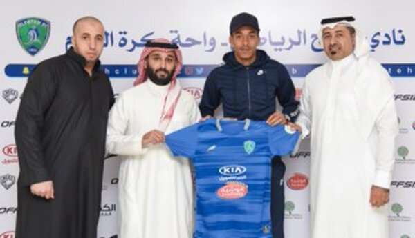 من توقيع العقود