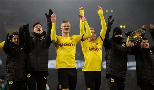 هالاند مع لاعبي دورتموند