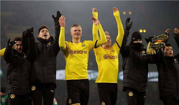 هالاند مع لاعبي دورتموند
