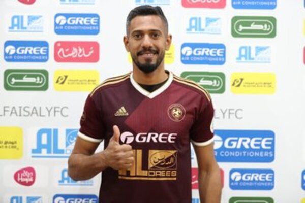 جانب من التوقيع