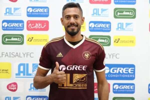 جانب من التوقيع