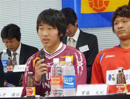 المهاجم ناغاي وبجانبه الظهير الأيمن سانيتو ( أقصى اليمين ) في المؤتمر الصحفي