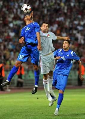 بنزوكان يتصارع على الكرة في إحدى المقابلات السابقة لفريقه