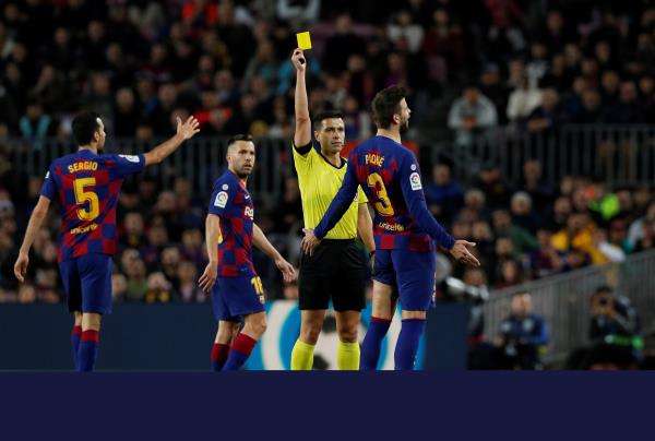 بيكيه يتلقى الإنذار