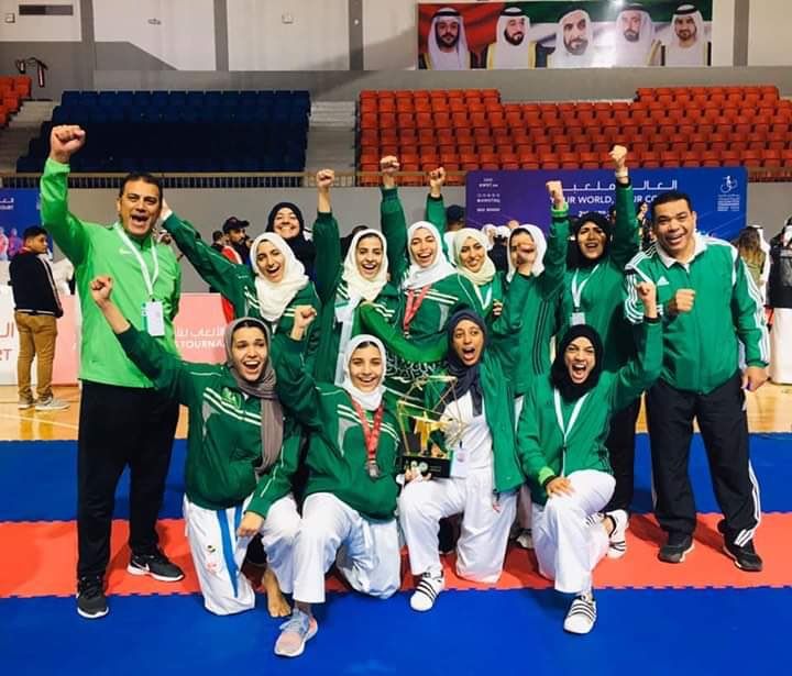 لاعبات السعودية للكاراتيه بعد الفوز بالميدالية الفضية