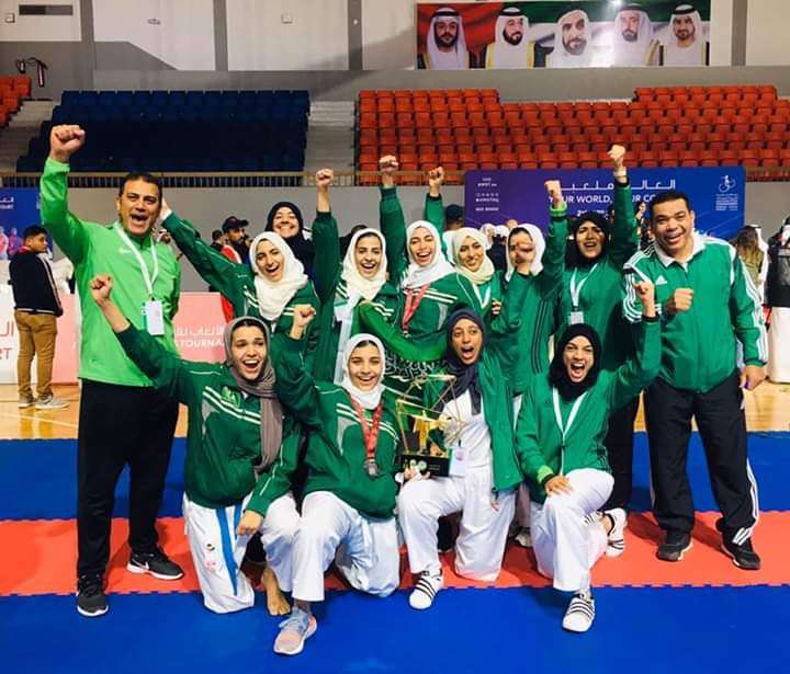 لاعبات السعودية للكاراتيه بعد الفوز بالميدالية الفضية