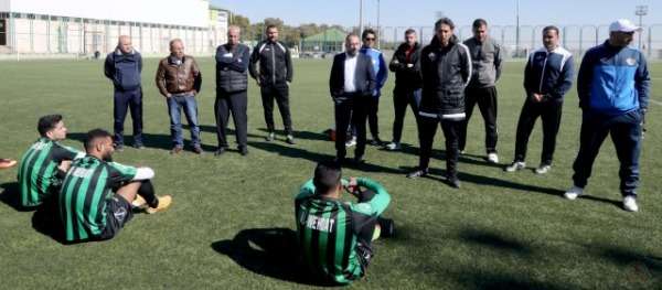 الحوامدة متحدثا للاعبي الوحدات