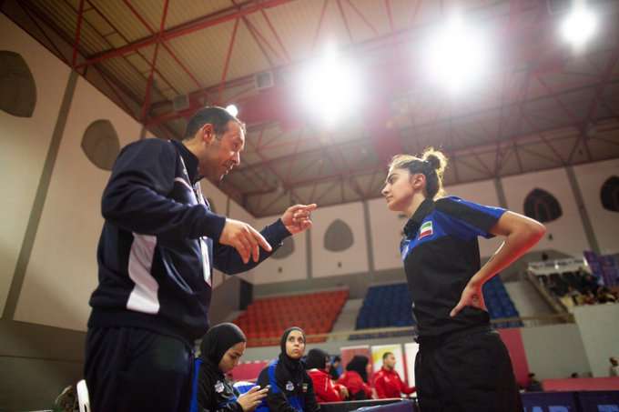 مريم بارون مع مدرب كرة الطاولة في الشارقة