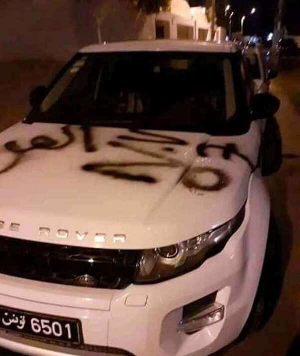 رسالة جماهير الإفريقي على سيارة اليونسي