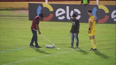 عمال الملعب يرسمون الخط