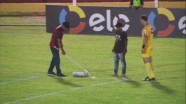 عمال الملعب يرسمون الخط