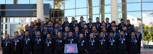 لاعبو الترجي مع كأس الروح الرياضية من الفيفا 