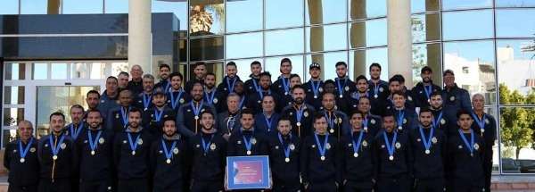 لاعبو الترجي مع كأس الروح الرياضية من الفيفا