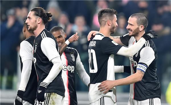 بونوتشي مع فريقه