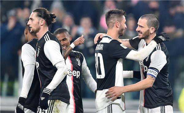 بونوتشي مع فريقه