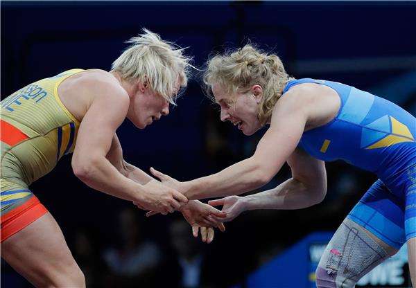 جيني فرانسون (يسار)