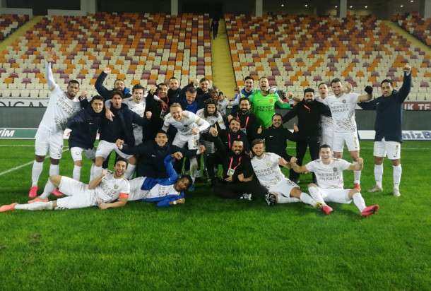 فرحة لاعبي أنقرة جوجو