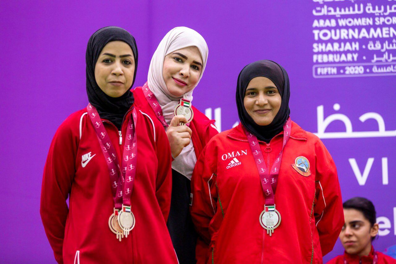 لاعبات عمان للرماية مع الميدالية الفضية