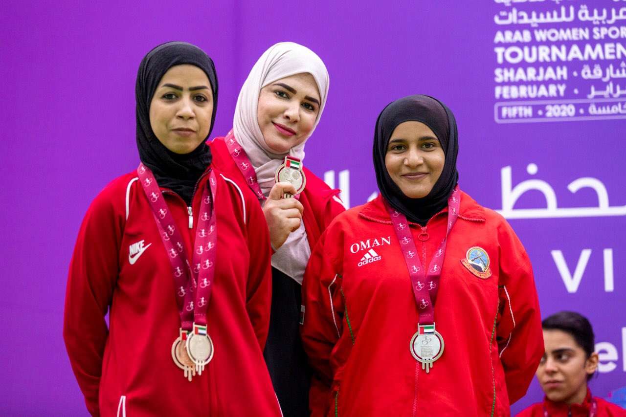 لاعبات عمان للرماية مع الميدالية الفضية