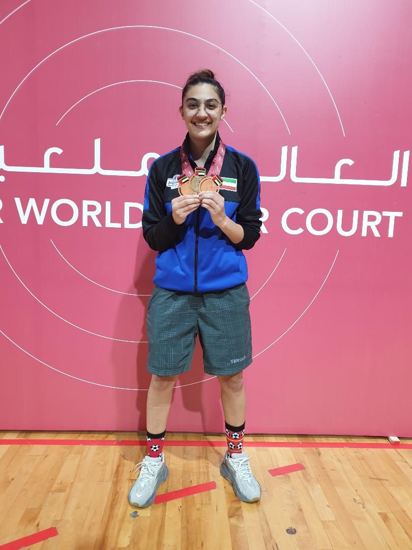 الكويتية مريم بارون مع الميداليات الثلاث