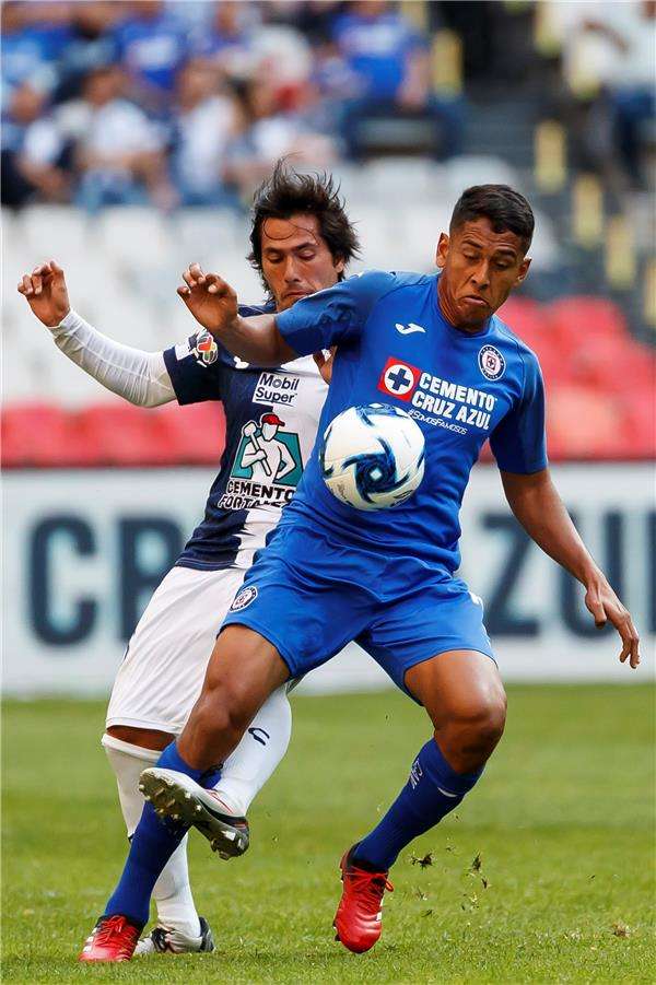 من مباراة كروز آزول وباتشوكا 