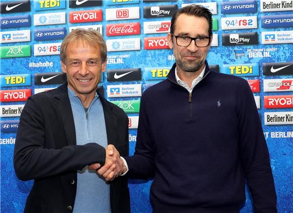 كلينسمان (على اليسار)