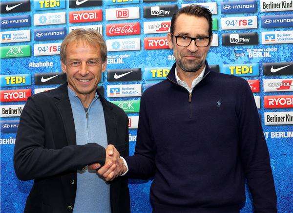 كلينسمان (على اليسار)