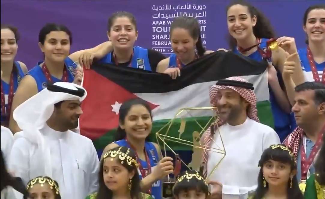 الفحيص يتسلم كأس البطولة