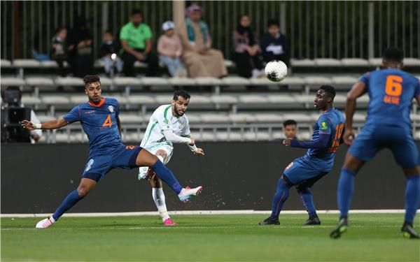 صامويل اوسو (يمين)