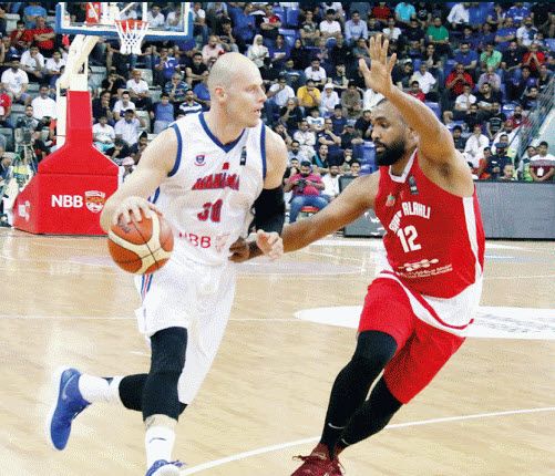 ماسيه لامبيه (يسار)