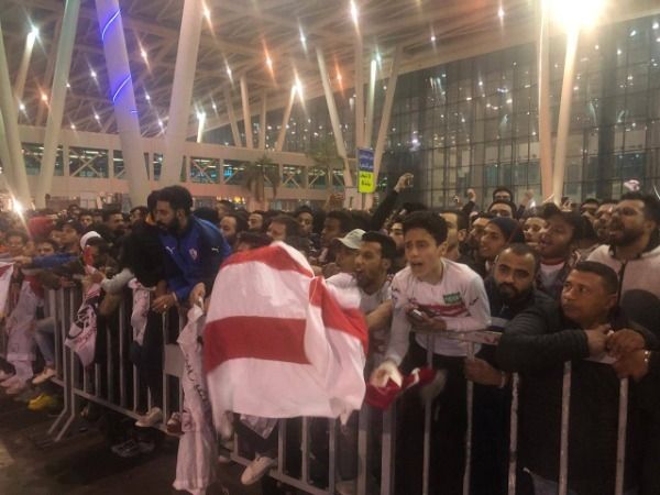 الجماهير في المطار