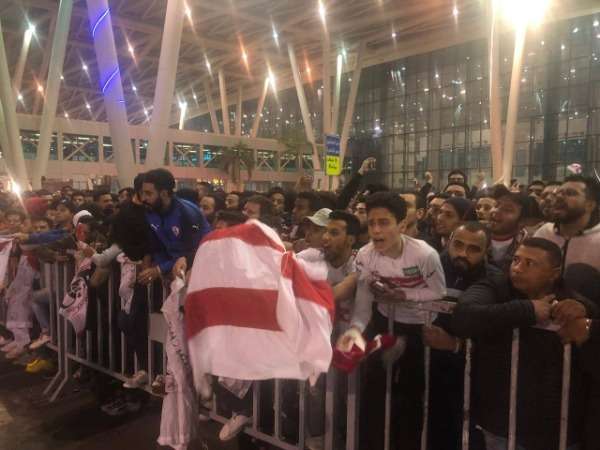 الجماهير في المطار