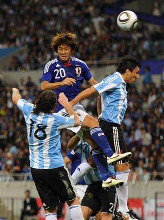 يوزو كوريهارا في لقاء سابق مع منتخب الأرجنتين