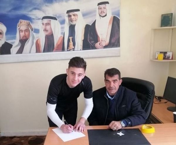 جانب من التوقيع