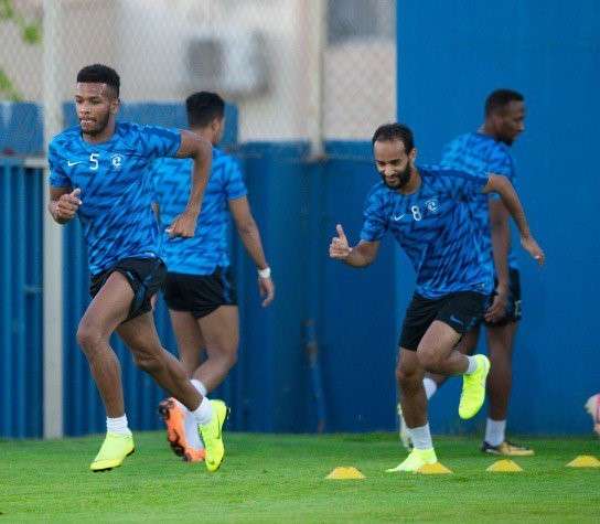 عطيف مع لاعبي الهلال