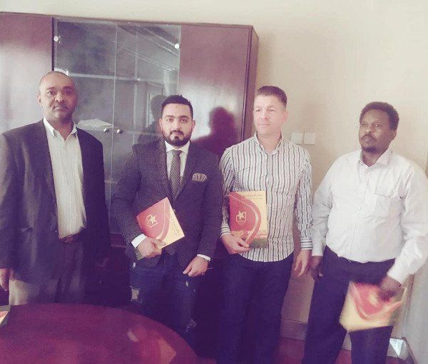 المسلمي مع مسؤولي المريخ