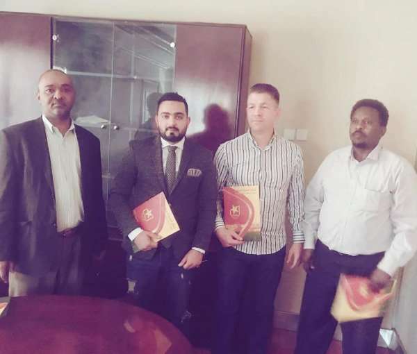 المسلمي مع مسؤولي المريخ