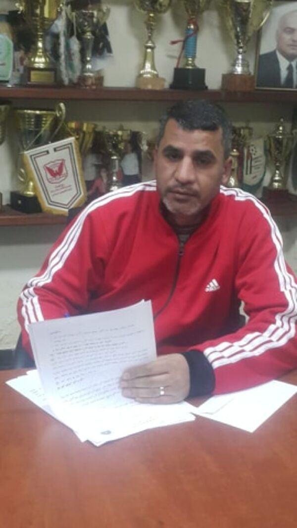 أثناء توقيع العقود