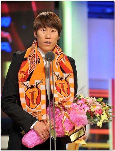 كيم ايون جونغ عند فوزه بجائزة أفضل لاعب بعام 2010