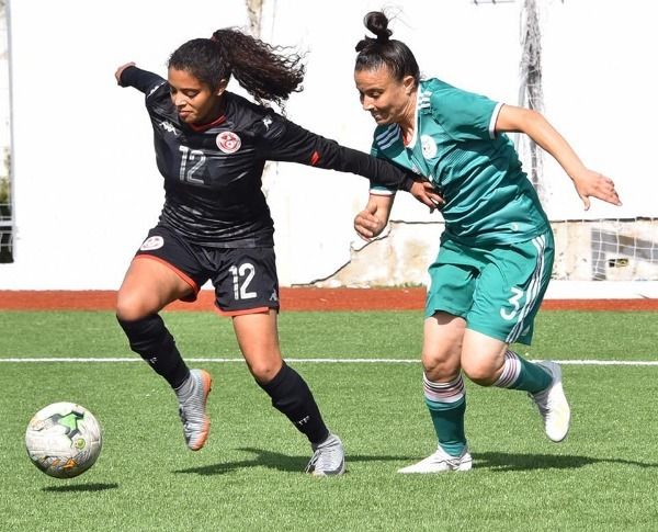 من مباراة تونس والجزائر 