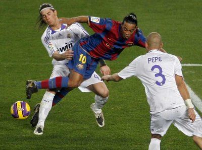 رونالدينيو في مباراة سابقة أمام ريال مدريد