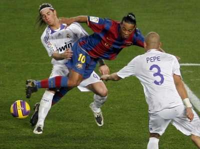 رونالدينيو في مباراة سابقة أمام ريال مدريد