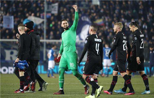 دوناروما مع لاعبي ميلان