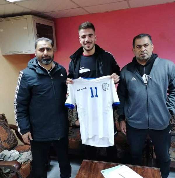 جانب من التوقيع