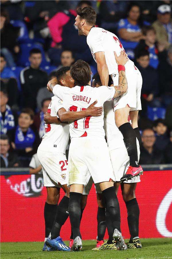 فرحة لاعبي إشبيلية 