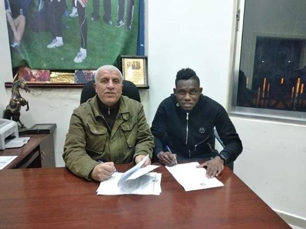 جوستن خلال توقيعه مع السلط