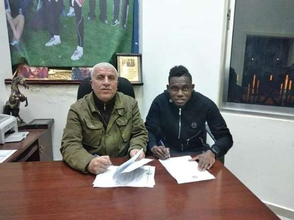 جوستن خلال توقيعه مع السلط