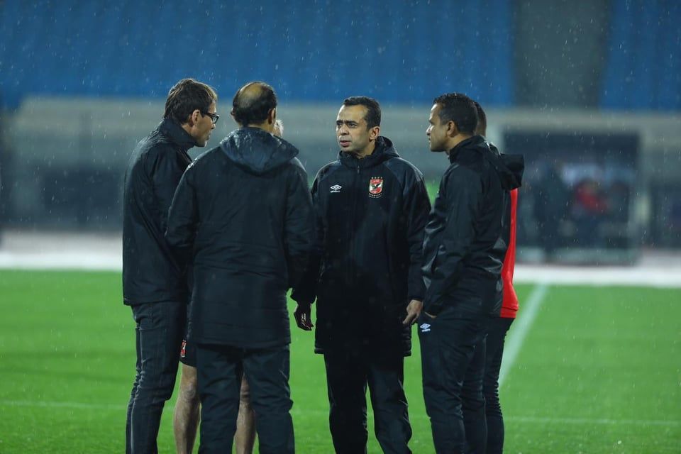 فايلر ومدير الكرة عبد الحفيظ والجهاز المعاون للأهلي