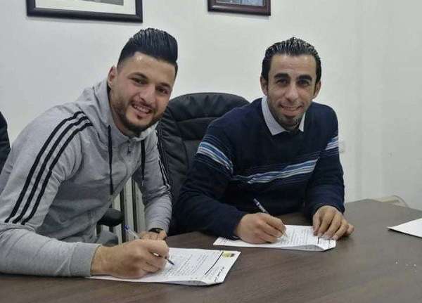 جانب من التوقيع